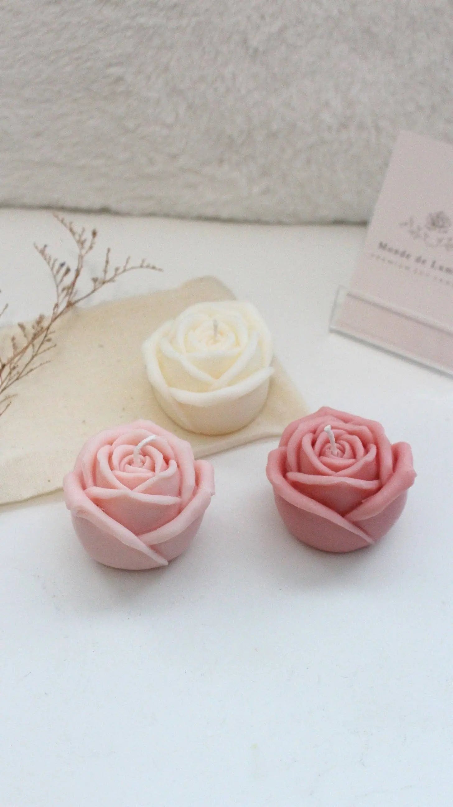 Lovely Rose Candle: Lilac/Lavender Scented Monde de Lumiere